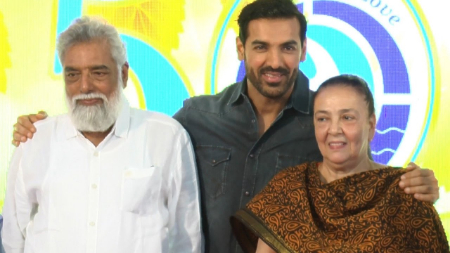 جان آبراهام, فیلم جان آبراهام, جان آبراهام در کنار پدر و مادرش