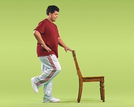 تمرین تعادلی ایستادن روی یک پابرای حفظ تعادل سالمندان