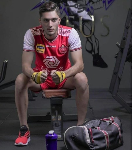 درباره آریا برزگر