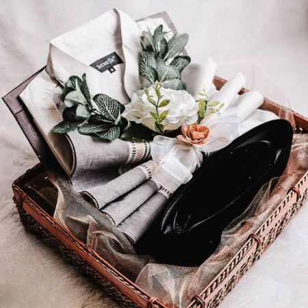 تزیین خنچه داماد با گل‌های طبیعی 