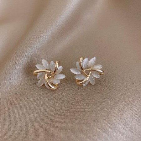 طراحی گوشواره های میخی