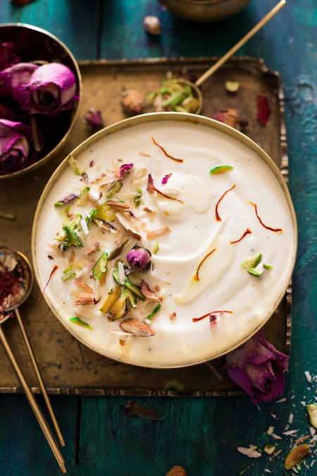 ایده‌های خلاقانه برای تزیین ماست با رنگ‌های ژله‌ای