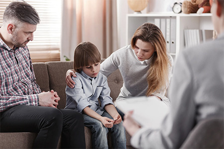 پذیرش فرزند, شرایط پذیرش فرزند, حضور مددکاران اجتماعی در کنار کودکان