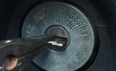 نحوه در آوردن کلید گیر کرده, نحوه در آوردن کلید شکسته در قفل, در آوردن کلید شکسته با انبردست