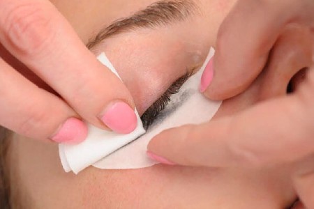 پاک کردن خط چشم