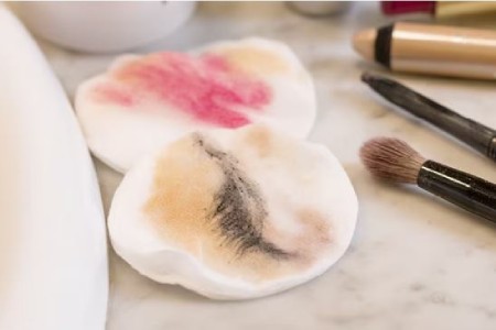 خط چشم را چگونه پاک کنیم