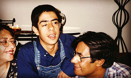 پوریا شکیبایی, زندگینامه پوریا شکیبایی, عکس نوجوانی پوریا شکیبایی در کنار پدر و مادرش