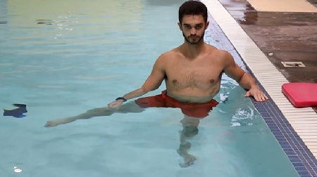 تمرینات ورزشی زانو درد در آب , حرکات آب درمانی برای زانو,حرکات آب درمانی برای زانو