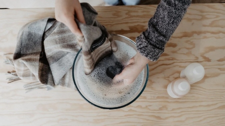 درمان لکه روی پتوی پشمی