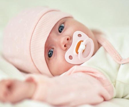 آیا پستانک باعث لاغری می‌شود