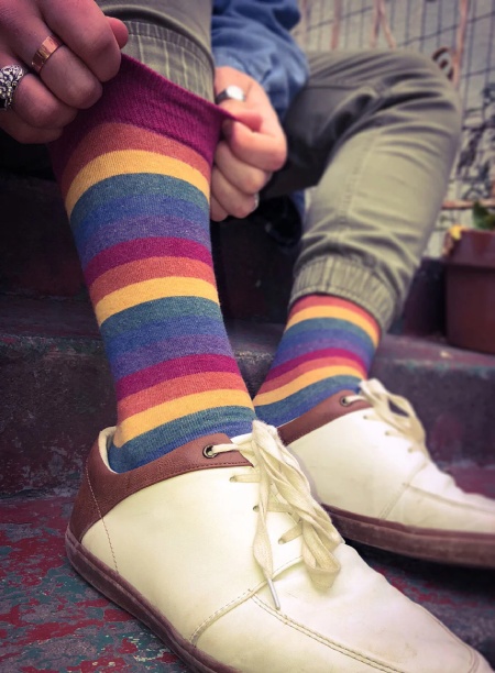 چگونه جوراب رنگی بپوشیم