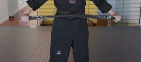 مراحل گام به گام بستن کمربند تکواندو
