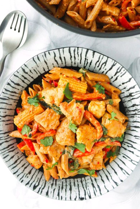 روش پخت پاستا مرغ کاری قرمز تایلندی