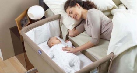 خطرات خوابیدن نوزاد در کنار والدین