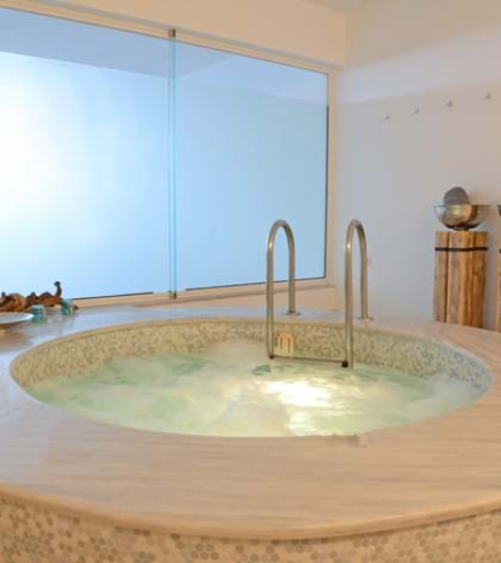 رزرو هتل با جکوزی در تهران, هتل لوکس با جکوزی تهران