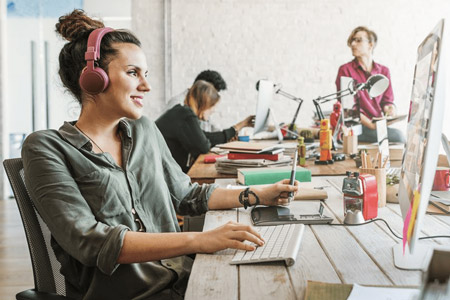 گوش دادن به موسیقی در هنگام کار, گوش دادن به موسیقی در هنگام کار چه تاثیری بر ما دارد, گوش دادن به موسیقی در حین کار چه مزایا و معایبی دارد