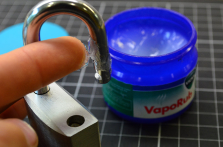 جلوگیری از یخ زدن قفل, قفل در یخ زده, باز کردن قفل یخ زده