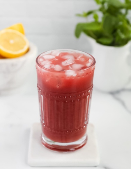 مراحل تهیه لیموناد توت فرنگی آکای