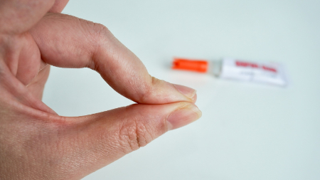 پاک کردن چسب قطره‌ای از پوست , حذف چسب قطره‌ای از دست