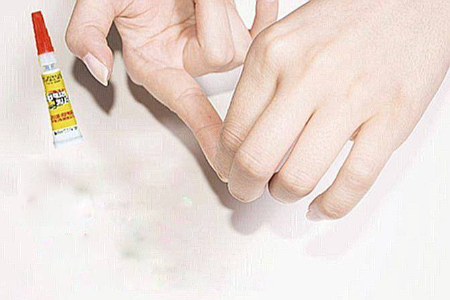 پاک کردن چسب قطره‌ای از پوست , حذف چسب قطره‌ای از دست