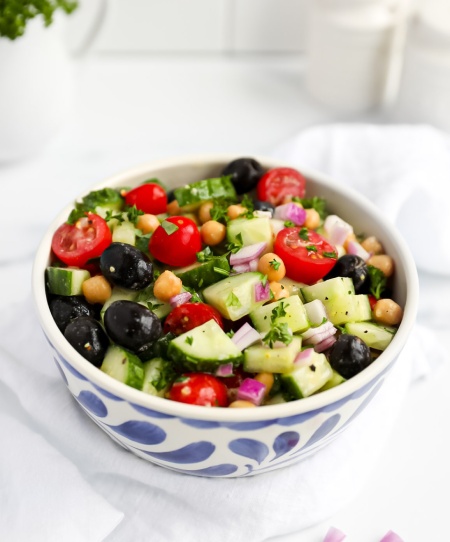 درست کردن سالاد خیار یونانی به صورت مرحله ای