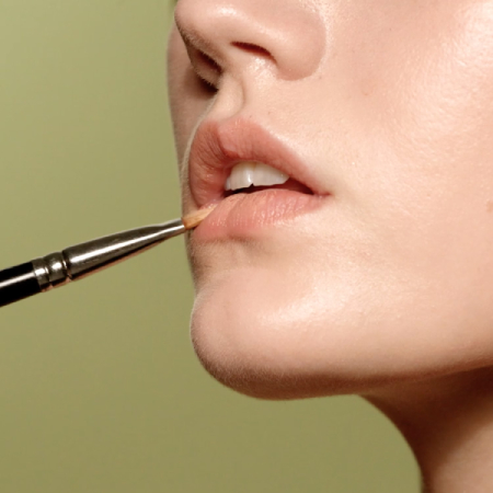 استایل کلاسیک با آرایش لب مات مخملی