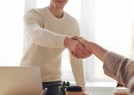 آداب دست دادن, تاریخچه دست دادن