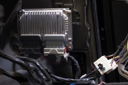 چرا ماشین رو به جلو حرکت نمی کند ولی رو به عقب نه