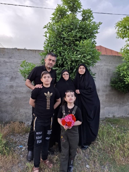 علیرضا عباسی در کنار اعضای خانواده