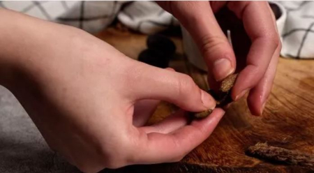 جدا کردن هسته زیتون, چگونه هسته زیتون را بگیریم