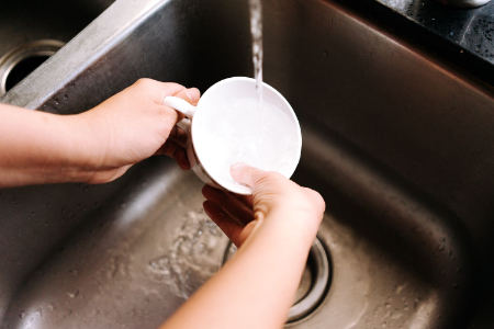 رفع لکه چای از قوری, تمیز کردن فنجان چای