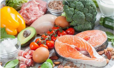 تصویری از میزی که روی آن ماهی و خوراکی‌های مفید برای پروستات قرار دارد