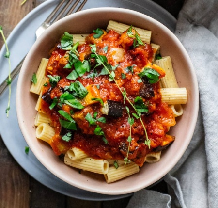 نحوه درست کردن پاستا با بادمجان کبابی و گوجه فرنگی