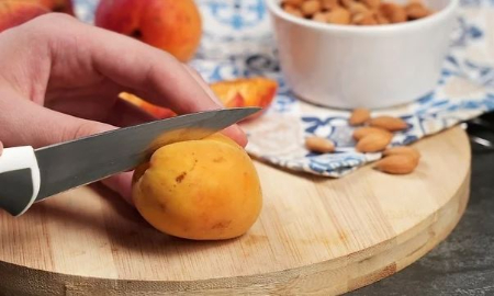 هسته زردآلو, بو دادن هسته زردآلو