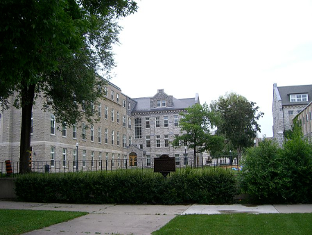 دانشگاه کوئین کانادا,تحصیل در دانشگاه کوئین