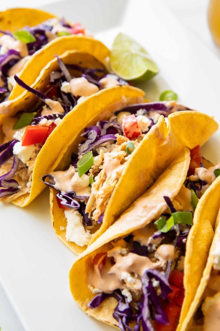 روش های پخت تاکوی مرغ رژیمی با سس سریراچا