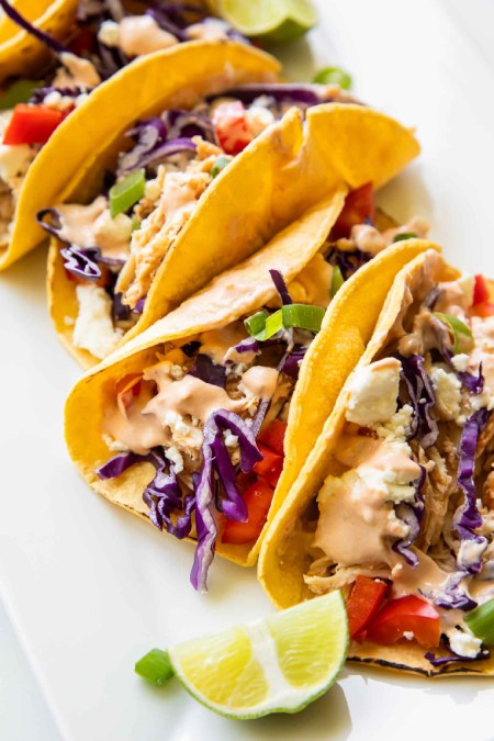 مراحل پخت تاکوی مرغ رژیمی با سس سریراچا