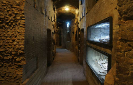 دخمه‌های زیرزمینی, سن سباستیانو