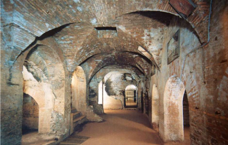 دخمه‌های زیرزمینی, سن سباستیانو