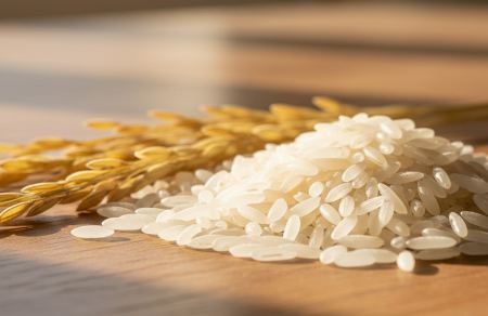 دانه‌های برنج علی‌کاظمی و چند خوشه گندم