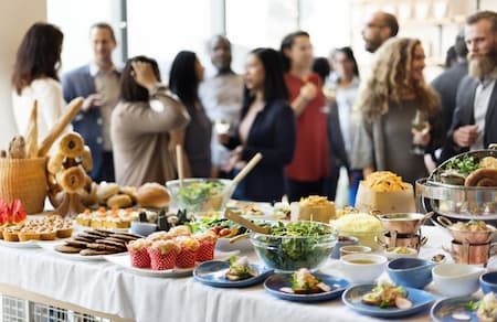 مزایای استفاده از خدمات پذیرایی در منزل, وظایف مهمانداران, نیروی پذیرایی خانم و آقا