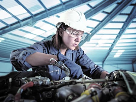 تجهیزات حفاظت از چشم و صورت, تجهیزات حفاظتی چشم و صورت, عینک یکی از تجهیزات حفاظت از چشم و صورت