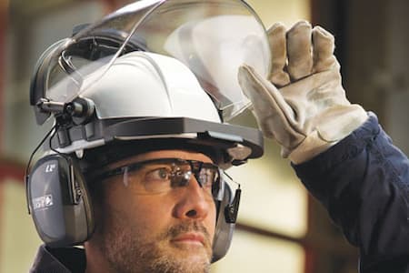 تجهیزات حفاظت از چشم و صورت, تجهیزات حفاظتی چشم و صورت, شیلد یکی دیگر از تجهیزات حفاظت از چشم و صورت