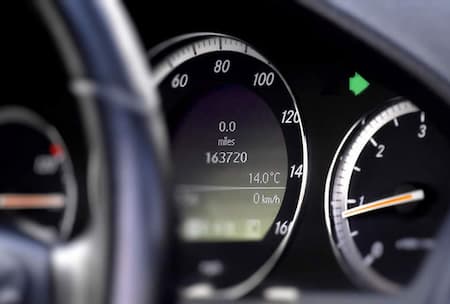 انواع چراغ نشانگر, کاربردهای چراغ نشانگر, چراغ نشانگر خودرو یک هشدار دهنده برای خطر