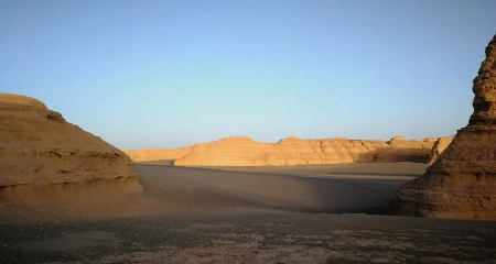 سفر به دونهوانگ, شترسواری در بیابان گبی