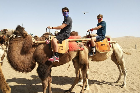 سفر به دونهوانگ, شترسواری در بیابان گبی