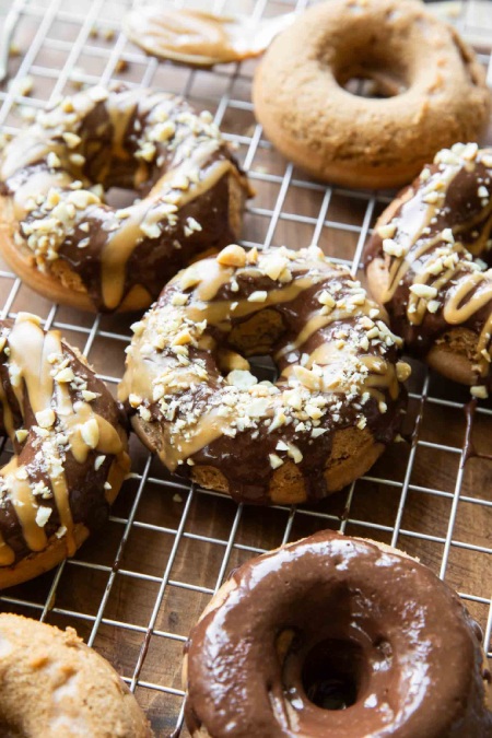 روش پخت دونات های شکلاتی با کره بادام زمینی