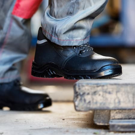 فواید کفش ایمنی عایق برق, لزوم استفاده از کفش ایمنی عایق برقی