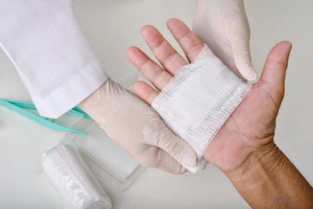 جدا کردن گاز استریل از زخم, استفاده از سرم برای جدا کردن گاز استریل