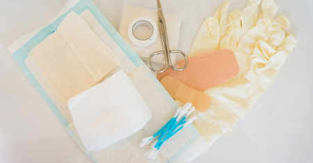 جدا کردن گاز استریل از زخم, استفاده از سرم برای جدا کردن گاز استریل